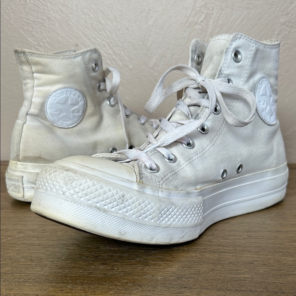 Converse All Star Men’s White Canvas High-Tops.
Size 8. In Excellent Condition.